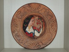 SPLENDIDO PIATTO SARDO IN TERRACOTTA,RILIEVO DONNA SARDA IN COSTUME TIPICO