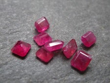 Lotto di 8 pietre gemme