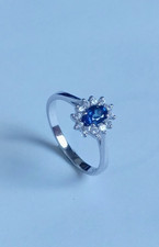Anello aureola zaffiro blu e