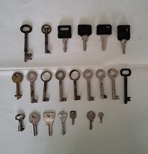 set di 22 chiavi antiche, realizzate in ferro battuto. x armadi, auto