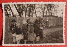 PHOTO FOTO GERMANIA CAMPAGNA BAMBINI E DONNA CON BICI 1930 - 40 C. ( F 35 )