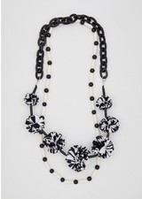Collana con pon - pon,