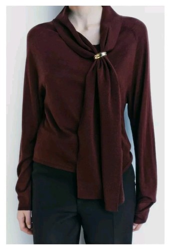 Maglia burgundi con fermaglio