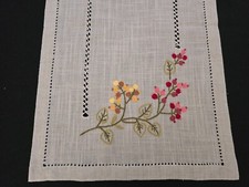 Runner ricamato a mano in