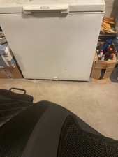 CONGELATORE A POZZETTO DI COLORE BIANCO IN BUONE CONDIZIONI