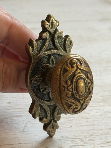 Antico pomello porta armadio