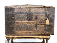 Baule forziere antico legno e ricoperto in metallo decorato XIX sec