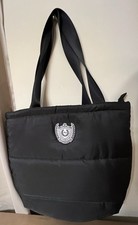     +7 Questa è una borsa tote imbottita trapuntata con logo ROSA Victoria's Secret nera.  