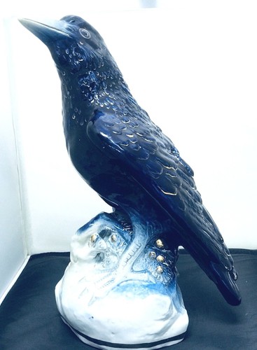 Rara statua corvo torre