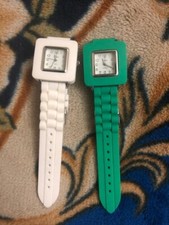 orologio jamaica uno di colore bianco e uno colore verde in gomma
