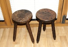 Coppia sgabelli treppiede legno rustico intagliato a mano capesante francesi vintage tavolini laterali