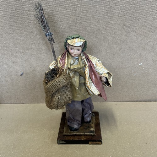 Statuetta cartapesta - , in