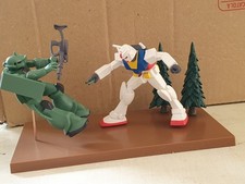 GASHAPON DIORAMA GUNDAM RX-78 VS GREEN ZAKU 