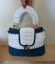 BORSA ARTIGIANALE, FATTA A MANO ALL'UNCINETTO, IN FETTUCCIA, BIANCA E OTTANIO.