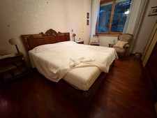 Letto matrimoniale in legno, testiera intagliata stile barocco (175×208×105 cm)