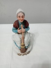 Statuina Ceramica Capodimonte N Vecchietta Con Scopa