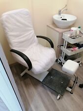 Poltrona per pedicure con base per vaschetta con acqua e appoggio per piedi 