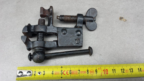 Ancien petit minuscule étau