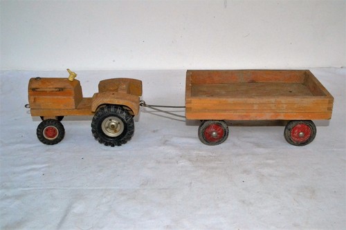Vecchio trattore con carro - vecchio, in