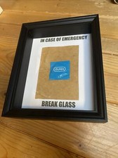 Quadro “in case of emergency break glass” preservativo