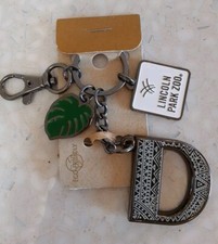 Portachiavi Lincoln Park Zoo Portachiavi con Charms Lettera D, Foglia, Logo Metallo Nuovo