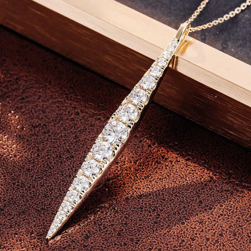 Collana con ciondolo diamante