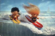 1968 Surfing Troll Dolls su tavole da surf cavalca onde novità cartolina fantasy