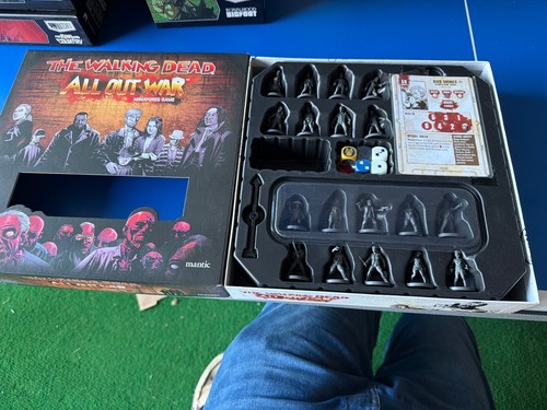 The walking dead all out - walking,