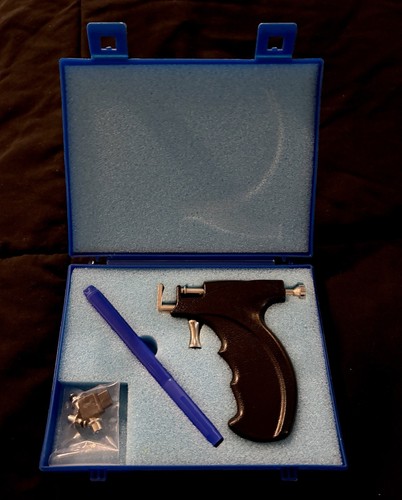 Pistola piercing orecchio
