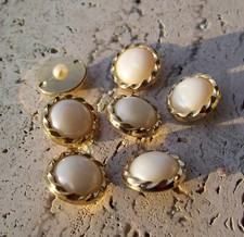 Bottoni vintage in metallo oro e madreperla. Lotto di 7 pz.