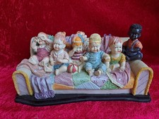 Bella, Vecchio Figura, Gruppo Di Figure, 6 Bambini (Neonati) Su Divano