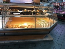 banco pane ad angolo m 1,50 per lato con due mensole, vetrina apribile