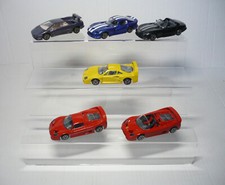 UN ESPOSITORE A SCALETTA IN