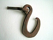ANTICO GANCIO DA MURO POZZO FONTANA FORGIATO A MANO, ATTREZZO FERRO BATTUTO,'800