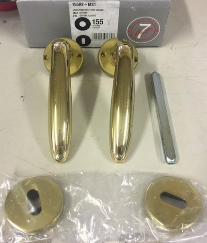 Coppia manigia porta - x,