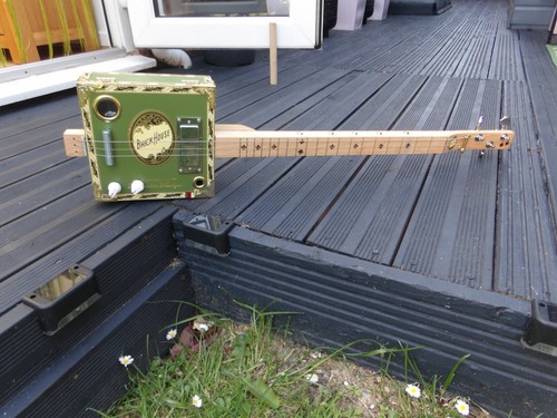 String homemade fretted - string,