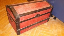 Antico Baule in Legno Rosso e struttura in ferro con maniglie laterali - Vintage