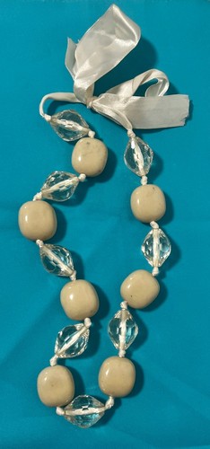 Collana con perle trasparenti