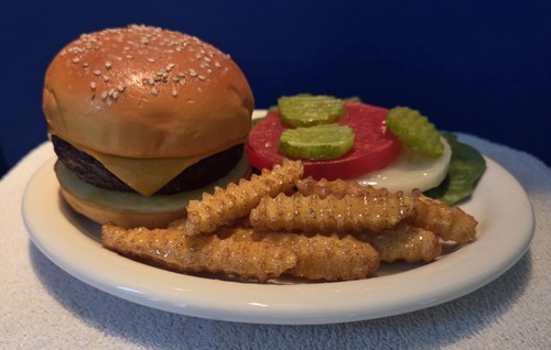 Hamburger con patatine fritte