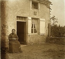 Francia Donna Vintage IN Davanti il Suo Porta c1906 Foto Stereo Placca Di Lente