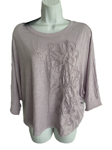 Top nuovo con etichette