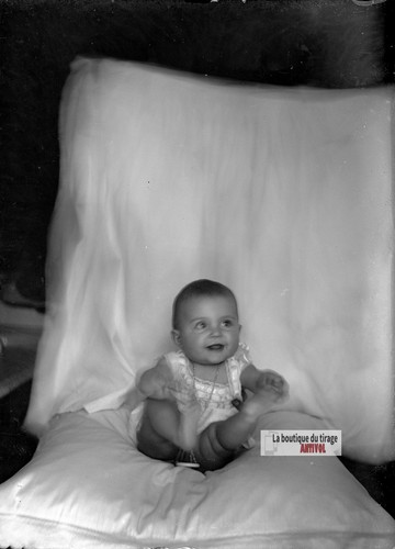 Bambino sorridente seduto - sorridente, su