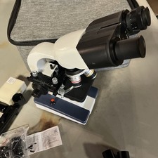 Microscopio binoculare con 4