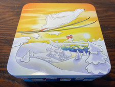 COCA COLA  SCATOLA DI LATTA  CON ORSETTO PORTACHIAVI E  PENNA BIRO CM 16,5  H. 7