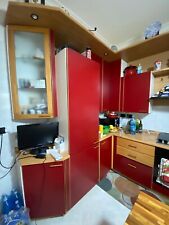 Cucina ad angolo bordeaux e legno con lavastoviglie e frigorifero