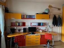 Cameretta per bambini colombini con tre letti, completa di tutto