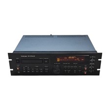 Tascam DA-30 MKII Registratore a nastro audio digitale (DAT) montaggio su rack - si accende