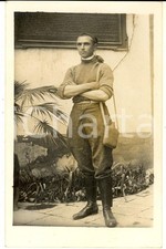 1925 ca LIVORNO Bersagliere con fez presso lapide "Bollettino della vittoria" 1