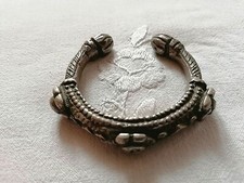 PREGEVOLE ANTICO BRACCIALE TRIBALE IN ARGENTO MASSICCIO. YEMEN, XIX SECOLO.