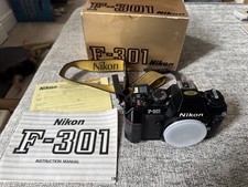 Nikon F-301 corpo fotocamera solo imballato con cinghia di trasporto